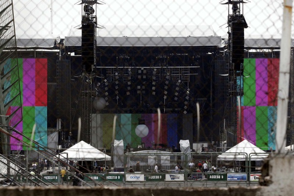 El escenario antes del show lucía majestuoso, ya que estaba provisto de tres pantallas y 10 grandes reflectores, uno en cada torre.