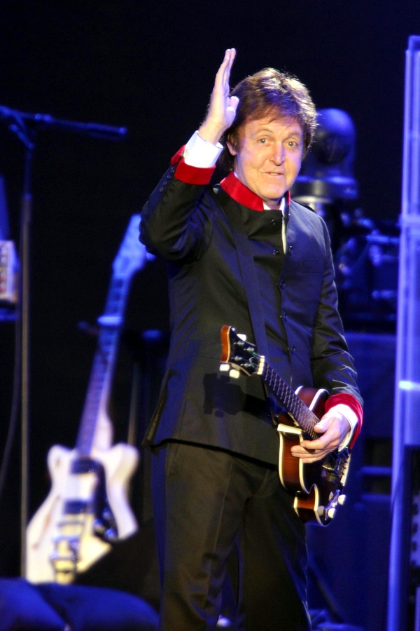 Sir McCartney arrancó el concierto con 'Venus and Mars/Rock show', ante un auditorio amenazado por una pertinaz lluvia, que pese a los augurios de tormenta, se quitó minutos después.