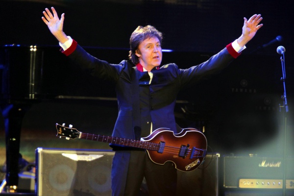 McCartney se entregó en todo momento a la multitud, no dejó ningún espacio entre canción y canción para agradecer, jugar, bromear con la gente.