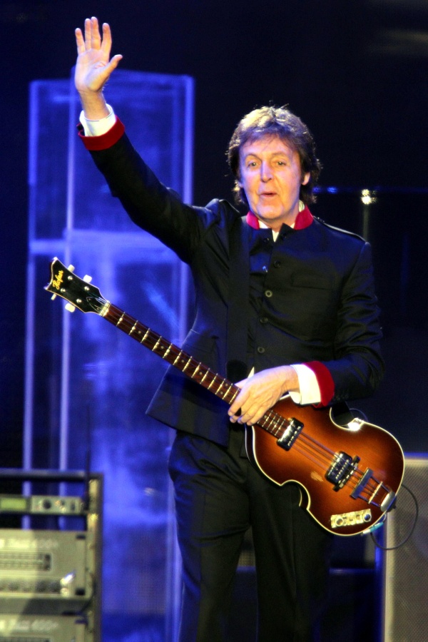 De pronto Paul McCartney tomó su guitarra, la levantó a todo lo alto, luego miró al cielo, abrió los brazos y sonrió en señal de agradecimiento.