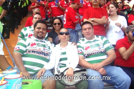 Apoyando al Santos en las buenas y malas. Fotografía enviada por José Luis Adame.