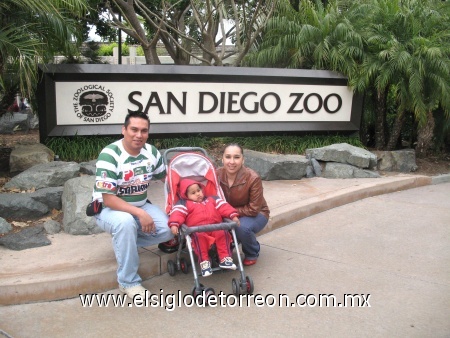 De paseo por el Zoo de San Diego, California. Fotografía enviada por Armando Hernández y Familia.