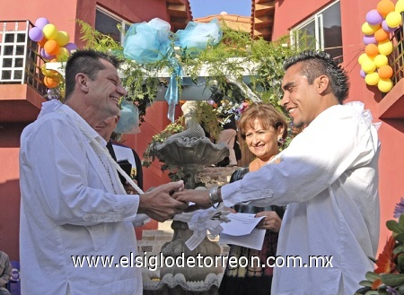 Esta fue el día de la boda gay, pronto me casare por el civil en la Cd. de Francisco I Madero, Coahuila 25 de diciembre 2010. Fotografía enviada por Aurelio Garay García.