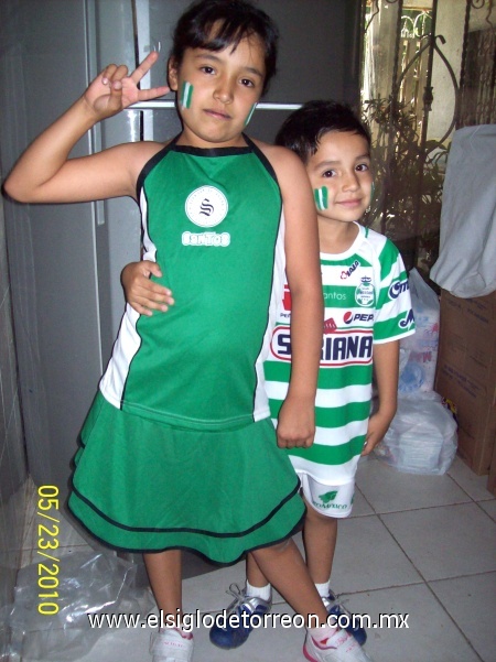 Mis dos tesoros después de la derrota del Santos Laguna para que la vean todos en especial mi marido que se encuentra lejos,  te amo viejito lindo. Fotografía enviada por María Rúiz.