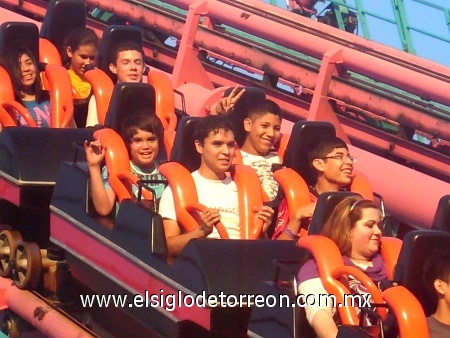 Paseando en Six Flags Over Texas 2010 Mario, Alex y Saul. Fotografía enviada por Mario Juárez.