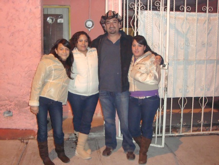 Antonio Lavenant con su esposa Carmen y sus hijas Giovanna y Liliana, en Diciembre de 2009. Fotografía enviada por Antonio Lavenant Calvo.