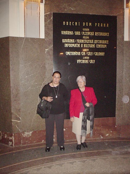 Dra. Rocio Camacho y Sra. Olga Casillas de Camacho en Praga. Fotografía enviada por Luis Cerviño.