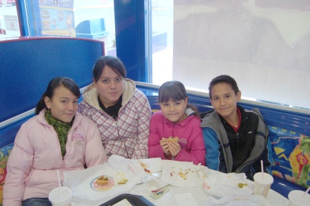 Liliana, Giovanna, Diana, Laura y Teodoro Lavenant comiendo en Burguer King de Torreón. Fotografía enviada por Antonio Lavenant Calvo.