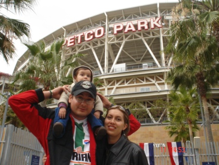 Familia López Sánchez en el Petco Park, San Diego. California, USA.  Fotografía enviada por Gustavo Alberto López.