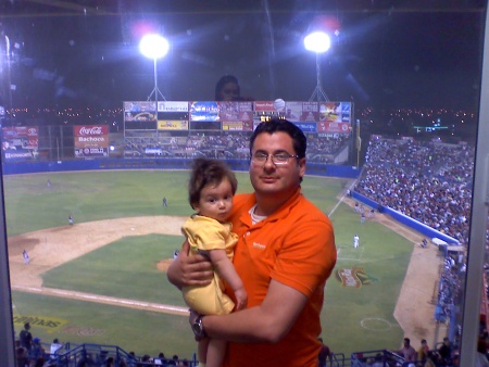 Familia López Sánchez en la inauguración de la Liga del Pacifico 2008, Mexicali Baja California.  Fotografía enviada por Gustavo Alberto López.