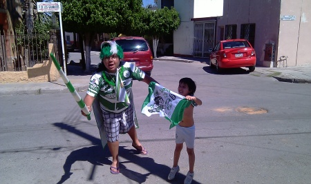 Chombi y el Changoleón, celebrando el sub campeonato.