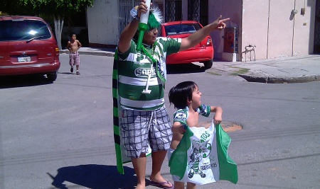 Chombi y el changoleón, celebrando el subcampeonato.