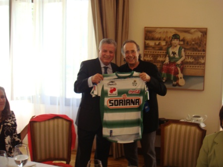 El Embajador Jorge Zermeño Infante entrega la camisa del Santos Laguna al recien homenajeado por México Joan Manuel Serrat, en la Residencia Oficial de Mexico.