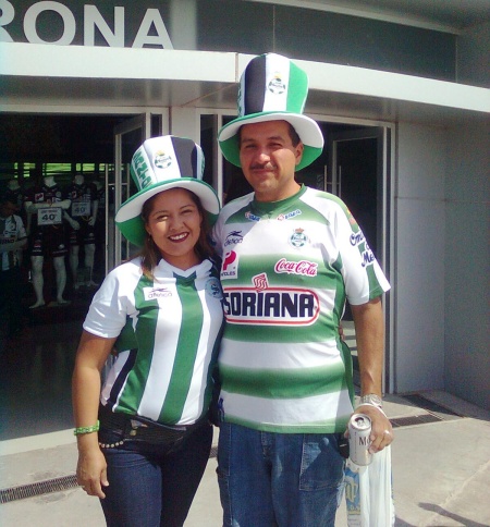 Santos vs monterrey mi esposa y yo. Fotografía enviada por Miguel Ángel Adame López.