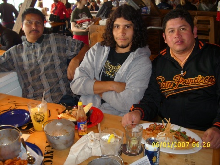 Comiendo en el Bubba Gump Bahia de San Francisco, con unos compañeros. Fotografía enviada por Aurelio Hernández Gallegos.