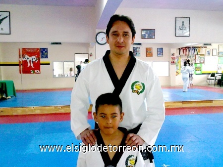 Exámen de Promoción de grados del Tae Kwon Do Comarca Junto al Profesor Joel Pérez. Fotografía enviada por Axel Medina Gutierrez