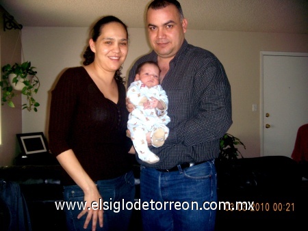 Ibeth y José Pineda con su bebé Emiliano Sebastián Pineda Escarcega a dias d haber nacido en Denver Co. Fotografía enviada por José Pineda.