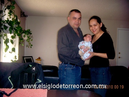 Ibeth y José Pineda con su bebé de 2 semanas de nacido en Denver Co. Emiliano Sebastián Pineda Escarcega. Fotografía enviada por José Pineda.