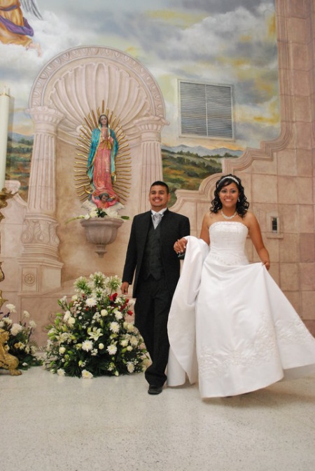 En la boda de Mareli y Erik, en la Iglesia de Reynosa Tamps. el 12-06-2010. Fotografía enviada por José Alfonso.