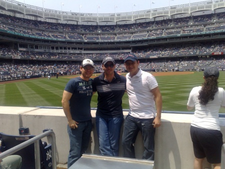 Toño Espinosa, Armando González y Alex Delgado en el Yankee Stadium, 29 de Mayo de 2010. Fotografía enviada por Armando González.