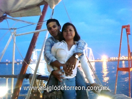 En compañía de mi esposa en la regata del Bicentenario, Veracruz Puerto. Fotografía enviada por José Omar Cruz Méndez.