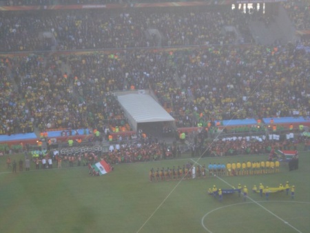 Cantando el himno en el estadio en el juego de  South África vs  México. Fotografía enviada por Ma. Del Consuelo Muñoz Pérez.