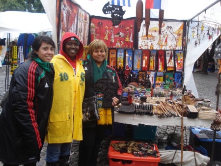 En nuestra visita al mundial de South África Isamar Mtz. y Consuelo Muñoz  Pérez. Fotografía enviada por Ma. Del Consuelo Muñoz Pérez.