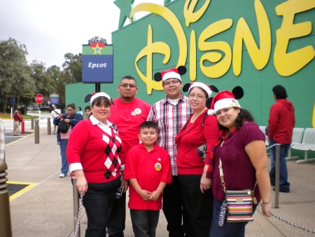 Estamos en Disney Worlden, diciembre 2009 Jaime, Elvira, Yadira, Temo, Temito, Stephanie y Hugo. Fotografía enviada por Yadira.