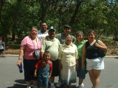 Con mi familia en Sea World de San Antonio Tx. Fotografía enviada por Jaime.