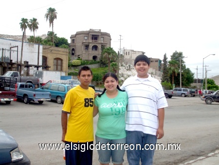 Casa del cerro 2007 Jonathan, Stephanie, Hugo. Fotografía enviada por Jonathan