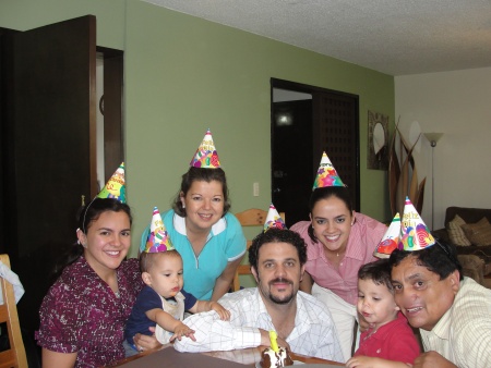 Javier y Carmelita de Sandoval y Familia festejando el cumpleaños de Diego y Juan pablo Fuentes Sandoval con sus papas Felipe y Ana Carmen y su tía Ana Cecilia. Fotografía enviada por Francisco Javier Sandoval Marín.