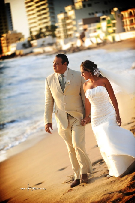 Srita. Cristina Robles Iturriaga y Sr. Jesús González Rangel contrajeron nupcias en la parroquia de San Judas Tadeo el sábado cinco de junio de 2010. Los acompañaron sus padres Sres. Roberto Robles Reyes y María Lourdes Iturriaga; Juan González Cervantes y María del Rosario Rangel.

Maqueda Fotografía