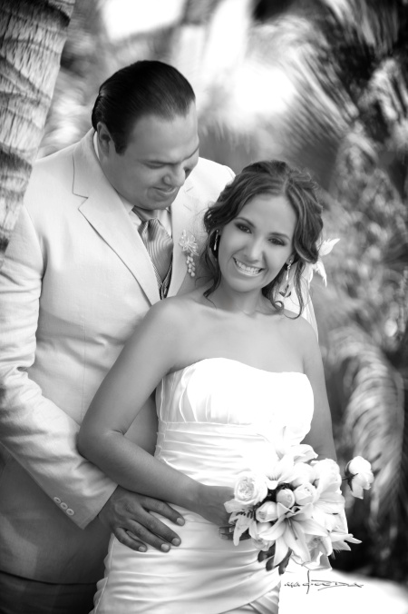 Srita. Cristina Robles Iturriaga y Sr. Jesús González Rangel, el día que decidieron unir sus vidas en matrimonio.

Maqueda Fotografía