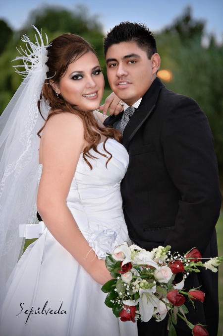 Srita. Karen Susana Flores Sánchez y Sr. Gerardo González Rodríguez unieron sus vidas en sagrado matrimonio el viernes 9 de julio de 2010 en Nuestra Señora de Lourdes. Ellos son hijos de los Sres. Sadrach Benjamín Flores Alvarado y Susana Sánchez Ruiz; Gerardo González Coronado y Julieta Rodríguez Acosta.

Estudio Sepúlveda