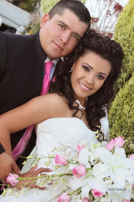 Srita. Mayra M. Castellanos Fraire y Jesús Martínez Sánchez unieron sus vidas en sagrado matrimonio en la parroquia Los Ángeles el sábado 26 de junio de 2010. Ellos son hijos de los Sres. Miguel Ángel Castellanos Vielmas y Mireya Fraire Sifuentes; Gregorio Martínez Hernández y Magdalena Sánchez de Martínez.

 Susunaga Fotografía