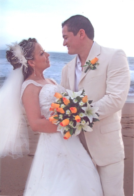 Dra. Jeanette Flores Luévanos y Dr. Darío Barrera Puente unieron sus vidas en sagrado matrimonio en la Playa del Hotel Mayan Palace Mazatlán, el sábado 19 de junio de 2010. Ellos son hijos del Ing. Blas Flores Magallanes y Sra. Susana Luévanos de Flores; Sr. Ernesto Barrera Vara y Sra. Rosa María Puente de la Torre.