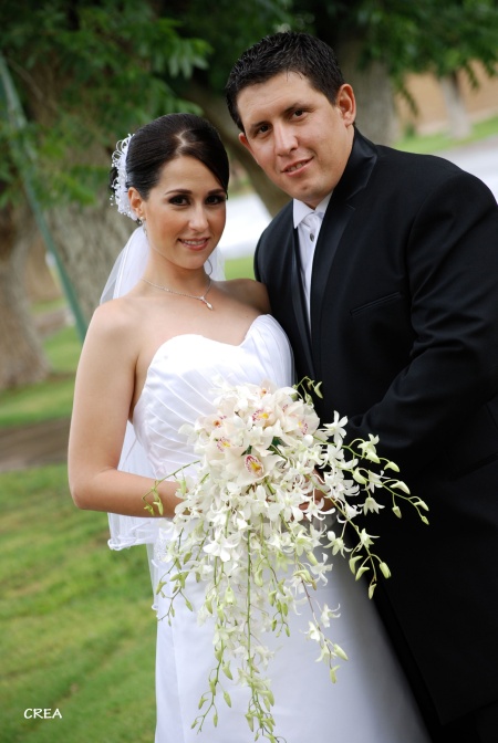 Srita. Mariana Sánchez del Río y Sr. Jorge Adrián Madinaveitia contrajeron nupcias en la parroquia de San Pedro Apóstol, el sábado 29 de mayo de 2010. Los acompañaron sus padres Sres. Gilberto Sánchez Flores y María Asunción del Río Martínez; José Antonio Madinaveitia Herrera y Georgina Chávez Berumen.

Estudio Crea