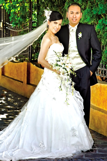 Lic. Brenda América Lara Soto e Ing. Abraham Guijarro Medina, contrajeron matrimonio en la parroquia de La Sagrada Familia el sábado 19 de junio de 2010. Los contrayentes estuvieron acompañados por sus padres, los señores Arturo Lara Trejo e Irma Irene Soto de Lara; José Luis Guijarro Hernández y Edelmira Medina de Guijarro.

Estudio Laura Grageda