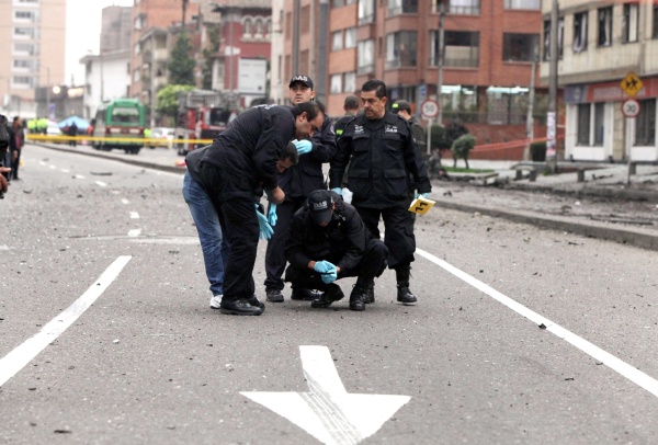 Ventanales de los 11 pisos del edificio sede de Caracol quedaron destruidos por la explosión.