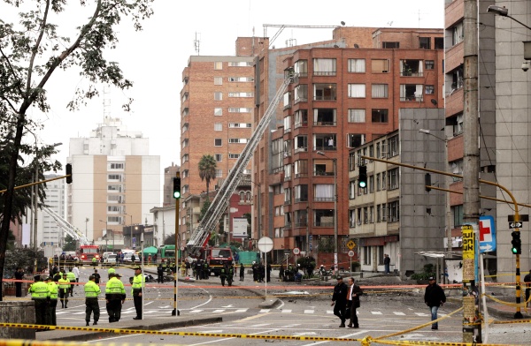 Los terroristas usaron, un auto Chevrolet Swift 1994 de color gris, cargado con 50 kilogramos de explosivo, que, al parecer, habría sido activado a través de un teléfono móvil.