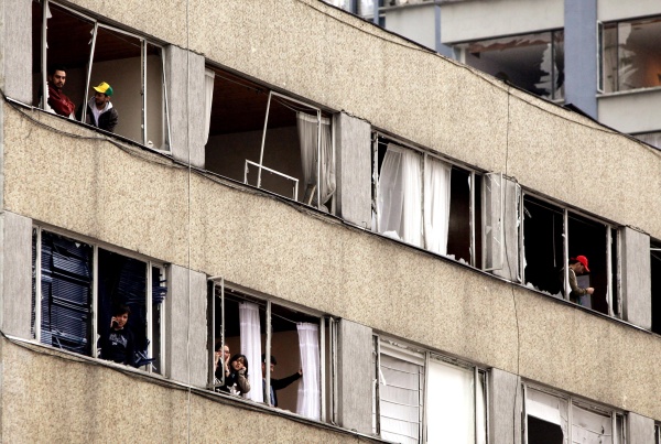 El estallido provocó la rotura de ventanales en al menos 30 edificios.