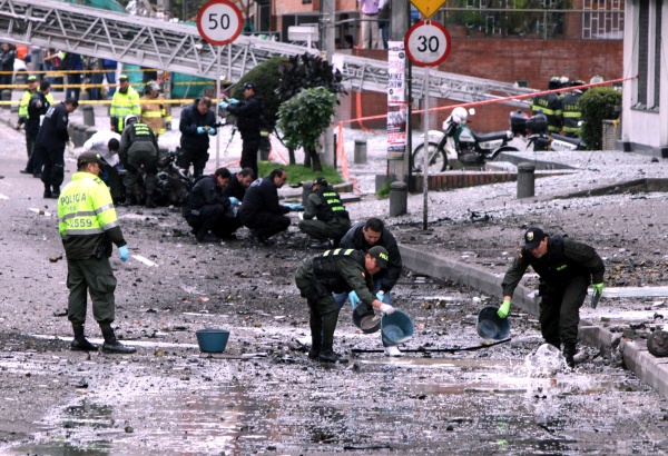 Al menos nueve personas resultaron heridas al estallar un coche bomba cerca de la sede de una estación de radio en Bogotá.