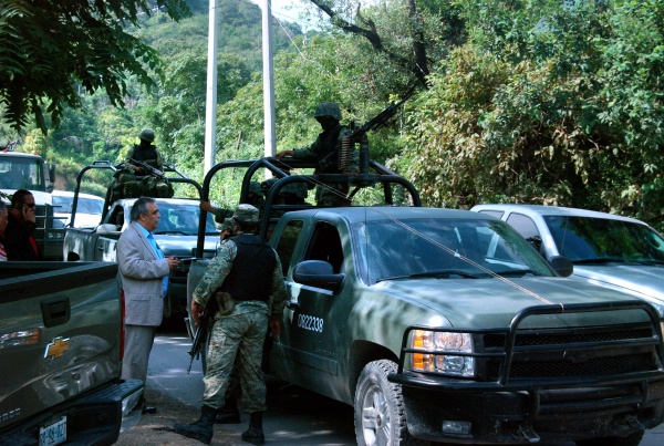 El procurador de Justicia de NL, Alejandro Garza y Garza, platicó con militares en el lugar donde fue localizado el cadaver del alcalde de Santiago.