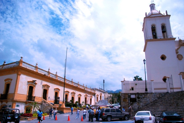 El plagio en su domicilio fue similar al perpetrado el 1 de junio de este año, cuando un grupo armado ingresó a la casa del entonces secretario de Vialidad y Tránsito de Monterrey, Enrique Barrios Rodríguez, y lo privó de su libertad, apareciendo con vida días después.