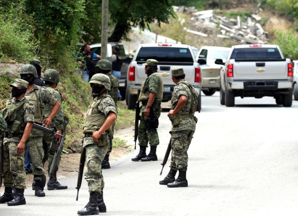 Militares mantuvieron cerrada la carretera donde se encontró el cadáver del edil.