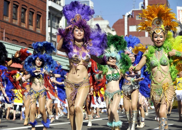 Aunque algunas de las compañías llevaban entre sus integrantes a bailarinas brasileñas que movían las caderas con un ritmo frenético y sensual, a los mayoritarios nativos japoneses les costaba alcanzar la gracia del baile suramericano.