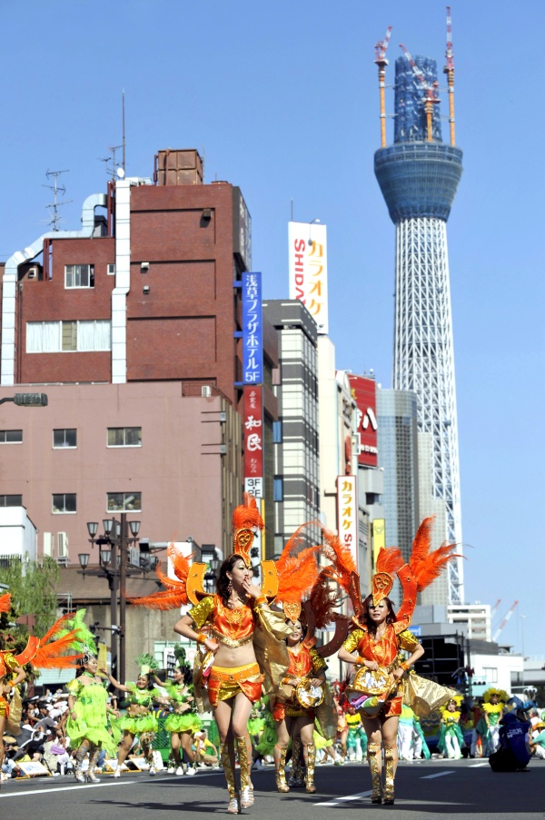 Una ola de calor inusitada en Tokio,  hizo sudar de lo lindo a las bailarinas y añadió un plus de temperatura y humedad al ya de por sí tórrido recorrido de la comitiva festiva.