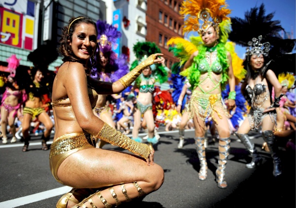 El festival de samba de Asakusa, infundió sensualidad y poco recato al espiritual barrio, que acoge uno de los principales templos sintoístas de la ciudad.