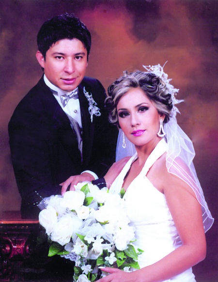 C.P. Gabriela Alejandra Torres Rodríguez y L.A.E. José Domingo López Chávez unieron sus vidas en matrimonio civil el pasado 23 de julio de 2010. Los acompañaron sus papás los señores Librado Martín Torres Michelena y Consuelo Rodríguez Silva; Domingo López Bustos y María de Jesús Chávez Hernández.