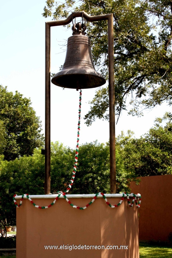 La Campana del Centenario está encumbrada en una base de alrededor de dos metros de alto y colocada en el nuevo Museo de la Revolución.